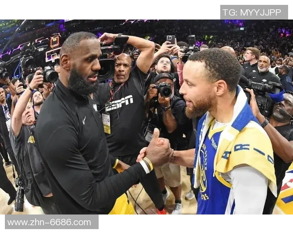 岁月如歌白发渐显詹姆斯与库里媒体日采访照引发球迷感慨