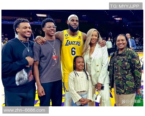 老父亲的骄傲詹姆斯分享多张身穿儿子布莱斯球衣观赛的温馨瞬间