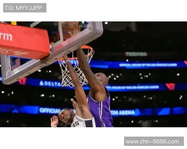 湖人三巨头意外落后马刺20分老詹精彩隔扣引发热议